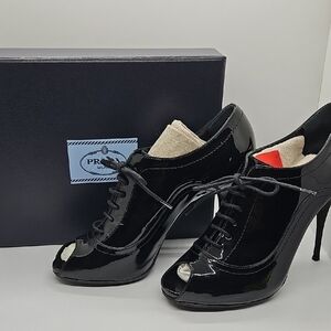 Valentino Garavani Black Patent Lace-Up Peep-Toe Heels Sz 39/8 New